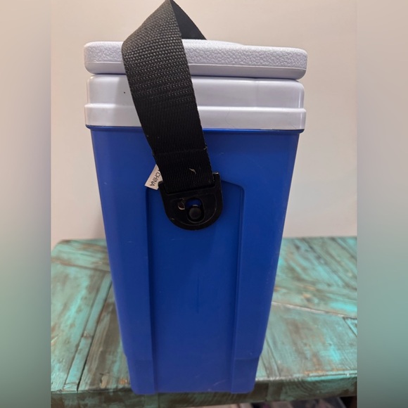 Rubbermaid The Slim Cooler 13QT/12.5L Blue With Split Lid Vintage - Picture 8 of 8